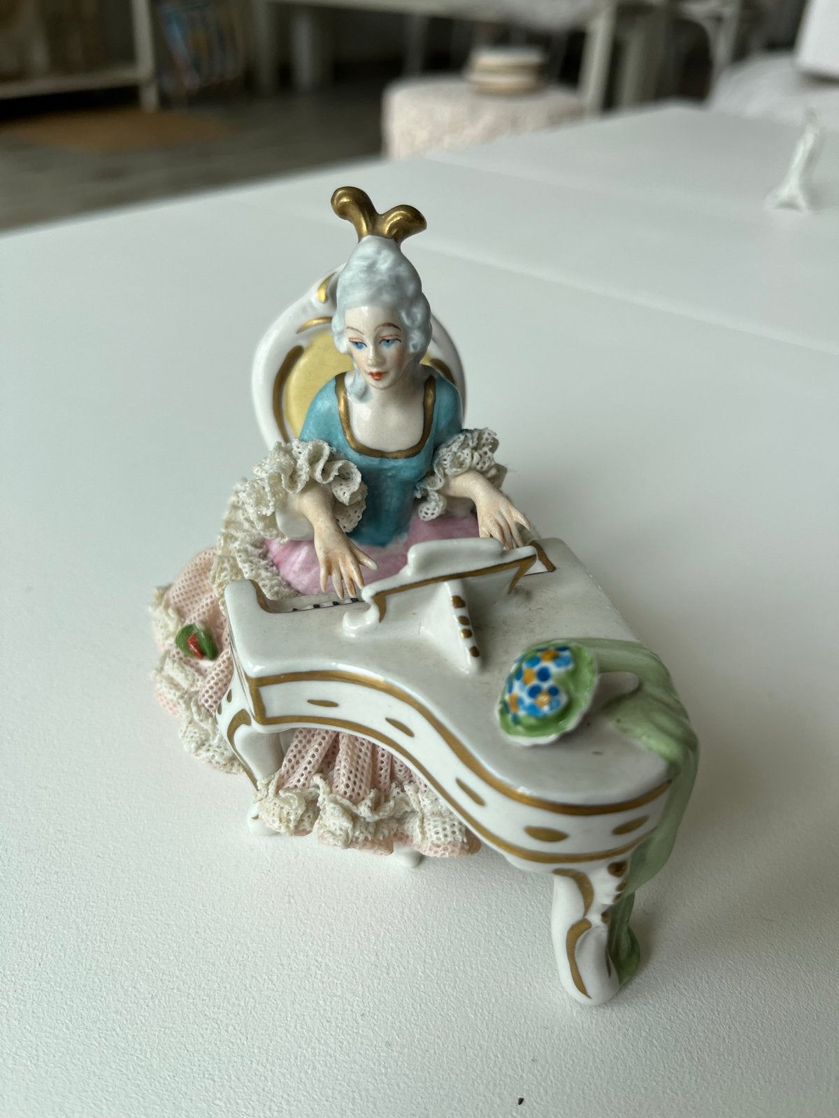 Antiek Dresden Porseleinen Beeldje Dame aan Piano, Ophalen