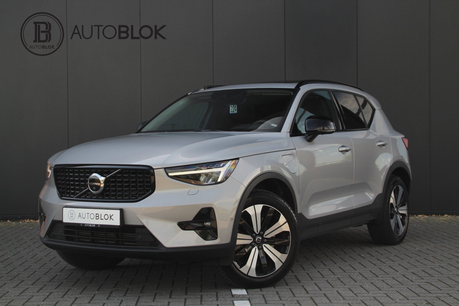 Volvo XC40 1.5 T4 Plug-in hybrid Plus Dark | R-Design | Pano, Auto's, Zwart, Bedrijf, Hybride Elektrisch/Benzine, 3 cilinders