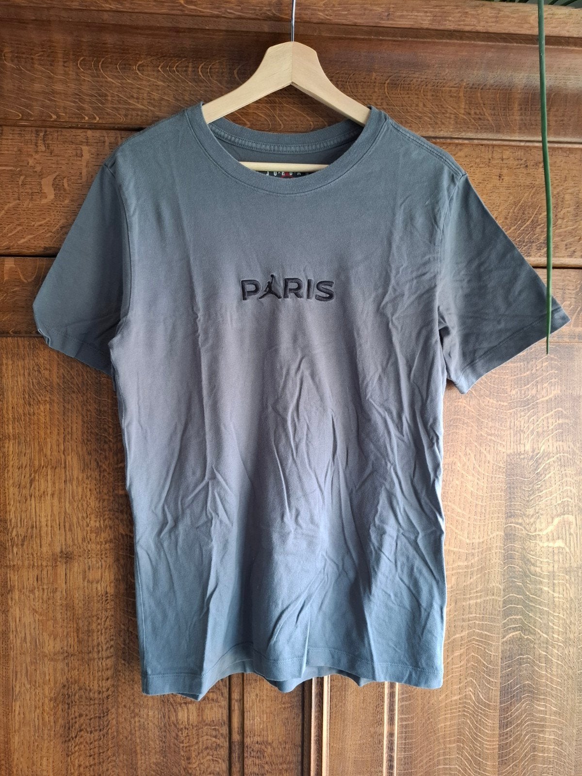 Jordan T-shirt Maat M Grijs met Zwart Paris Logo, Kleding | Heren, T-shirts, Maat 48/50 (M), Ophalen of Verzenden, Grijs, Gedragen