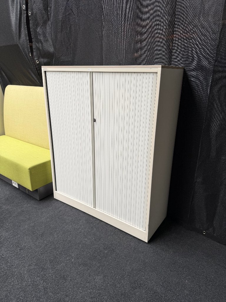 Tweedehands - Middelhoge roldeurkast, Ophalen, Gebruikt, 100 tot 150 cm, 100 tot 150 cm