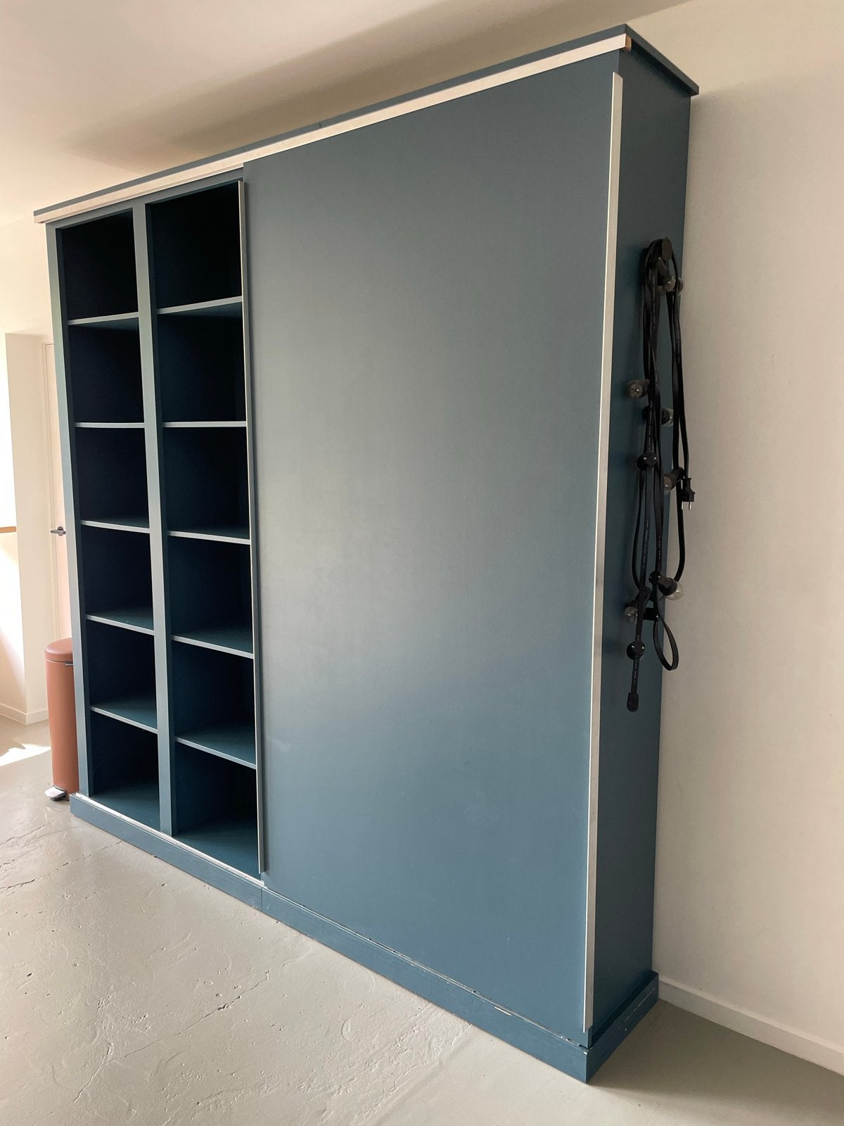 Grote blauwe kast met schuifdeur en planken, Huis en Inrichting, Kasten | Boekenkasten, Ophalen, Gebruikt, 200 cm of meer, 200 cm of meer