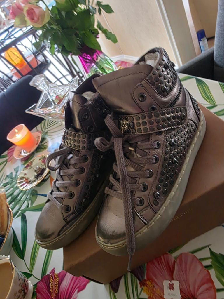 Ashi dames sneakers met studs - maat 37 - nieuw, Ashi, Nieuw, Dansschoenen, Ophalen of Verzenden
