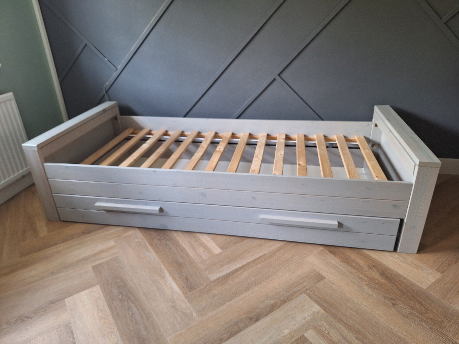 Woood Dennis bed met lades - Grijs eenpersoonsbed, Huis en Inrichting, Slaapkamer | Bedden, Ophalen, Gebruikt, 90 cm, Eenpersoons