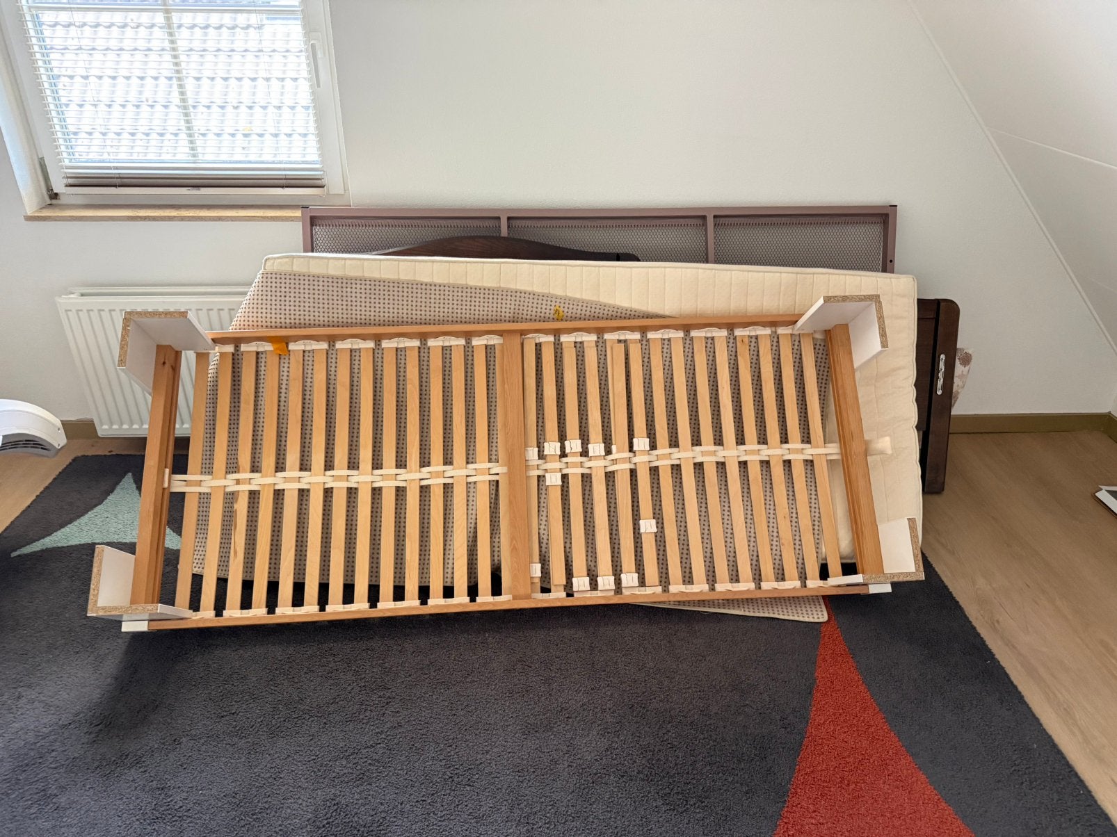 Eenpersoons bed compleet met beddenframe, Ophalen, 30 tot 80 cm, Radiator, Zo goed als nieuw