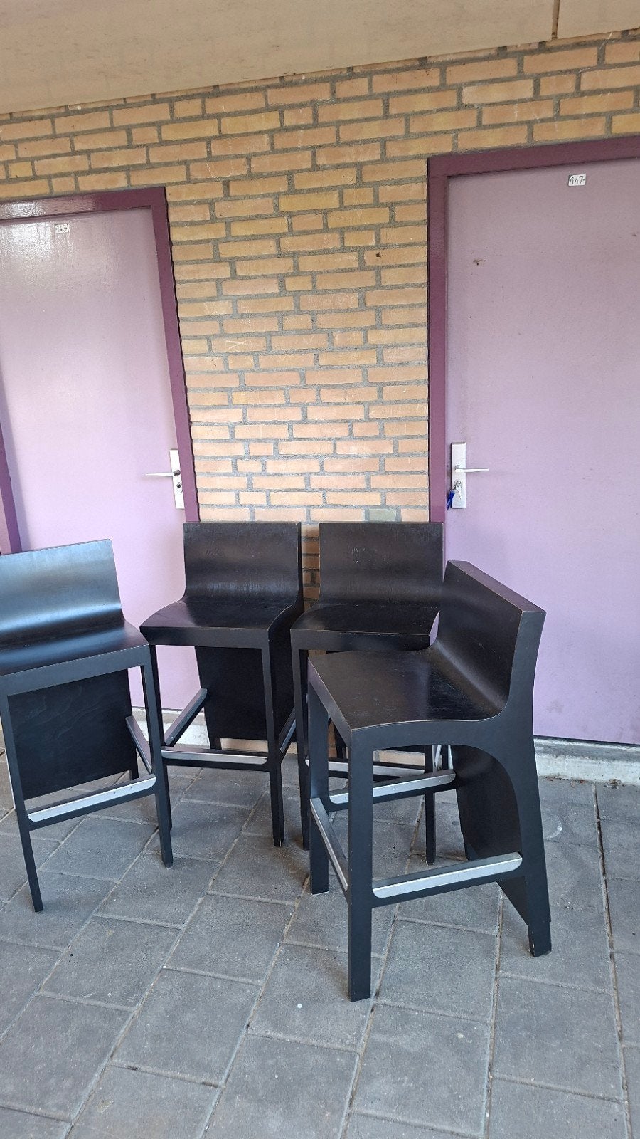 Foto 7 van Set van 4 massief houten barstoelen - Zwart