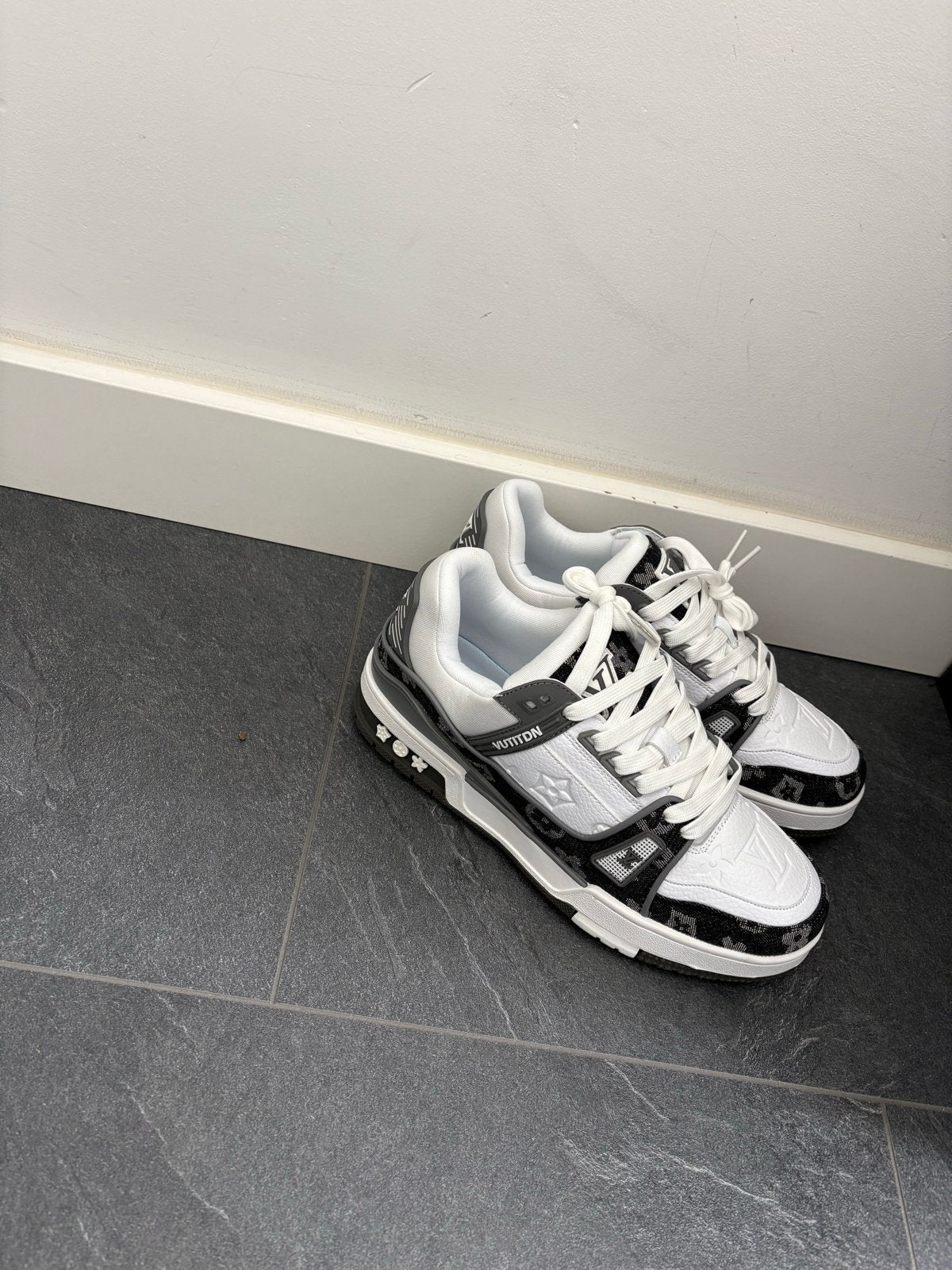Louis Vuitton LV Trainer Sneakers Wit Zwart, Ophalen of Verzenden, Zo goed als nieuw, Wit, Sneakers of Gympen