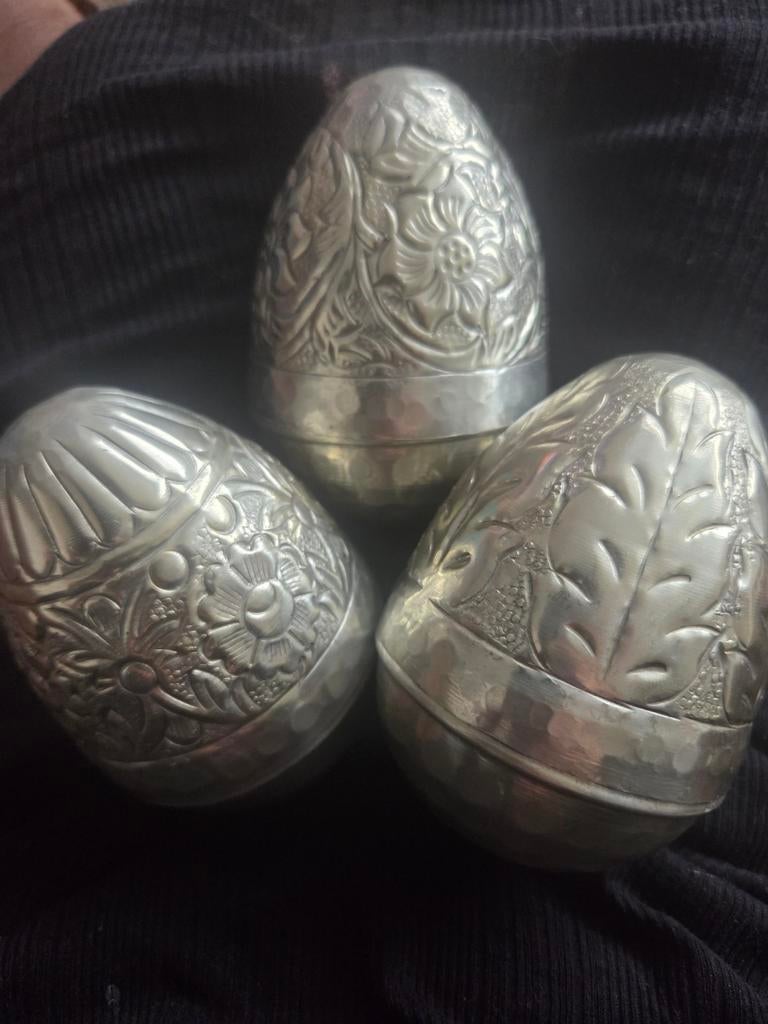 Set van 3 metalen (zilveren?) decoratieve eieren, Antiek en Kunst, Ophalen of Verzenden