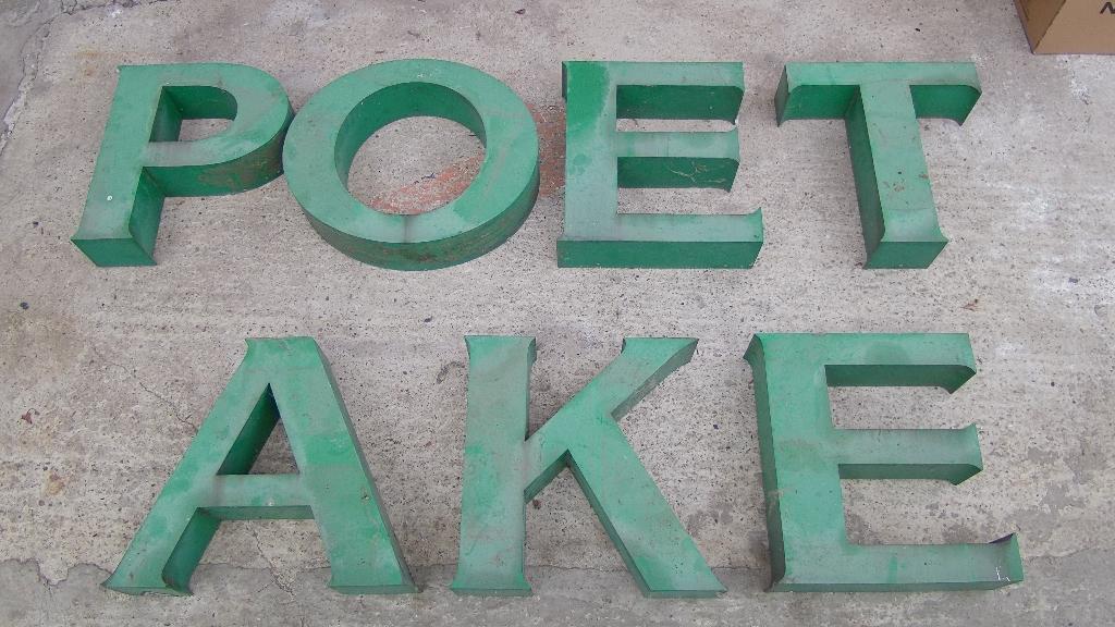 Metalen boxletters P O E T A K E Retro lettertype, Verzamelen, Merken en Reclamevoorwerpen, Ophalen, Gebruikt, Reclamebord