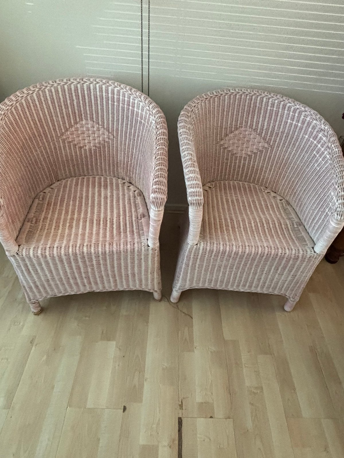 2 rieten stoelen licht roze, Ophalen, Gebruikt, Rotan