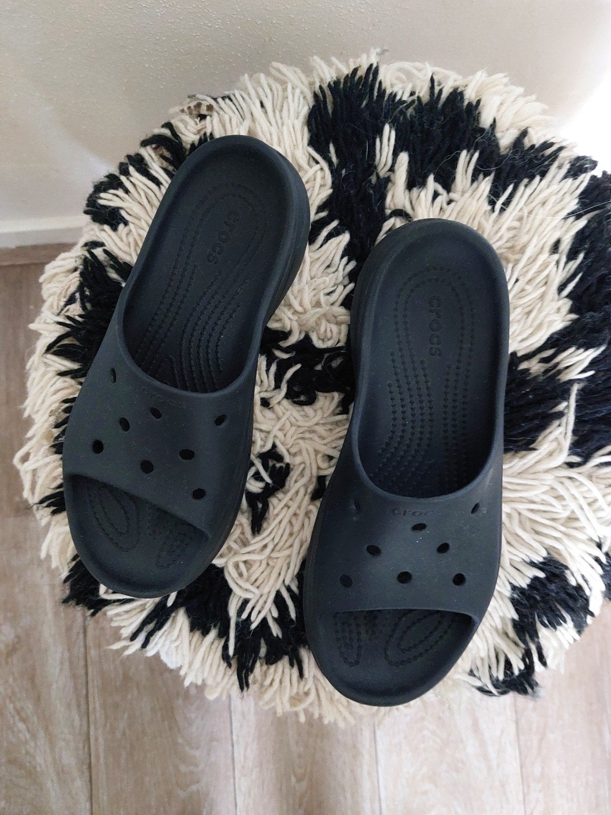 Crocs BAE Zwart Plateauzool Slippers Maat 39-39, Crocs, Ophalen of Verzenden, Zo goed als nieuw, Zwart