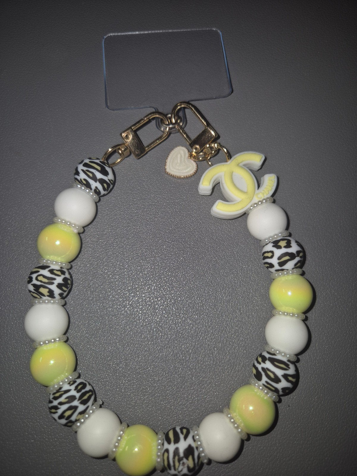 Sleutelhanger of tassenhanger met kralen en Chanel-logo, Ophalen of Verzenden, Nieuw