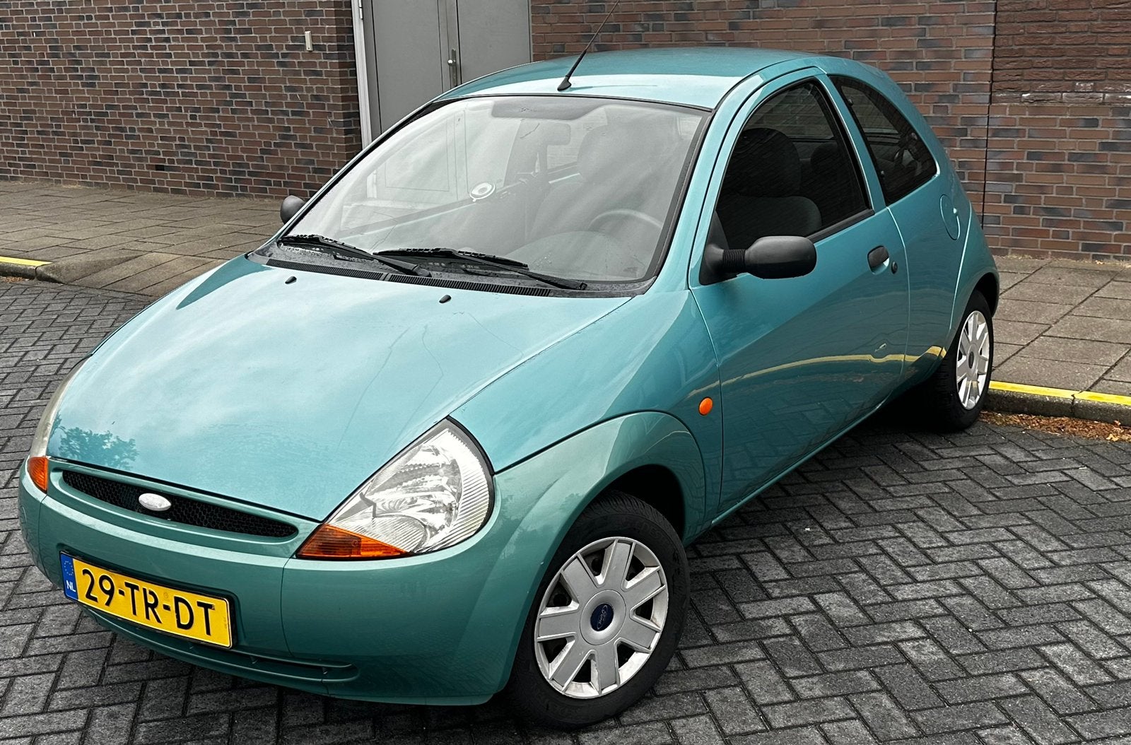 Ford Ka NOG MAAR  50xxx km gelopen met airco, Auto's, Voorwielaandrijving, 1299 cc, 31 €/maand, 4 cilinders