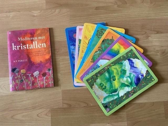 Mediteren met Kristallen - Sue Parlett, Boeken, Ophalen of Verzenden, Gelezen, Spiritualiteit algemeen, Achtergrond en Informatie