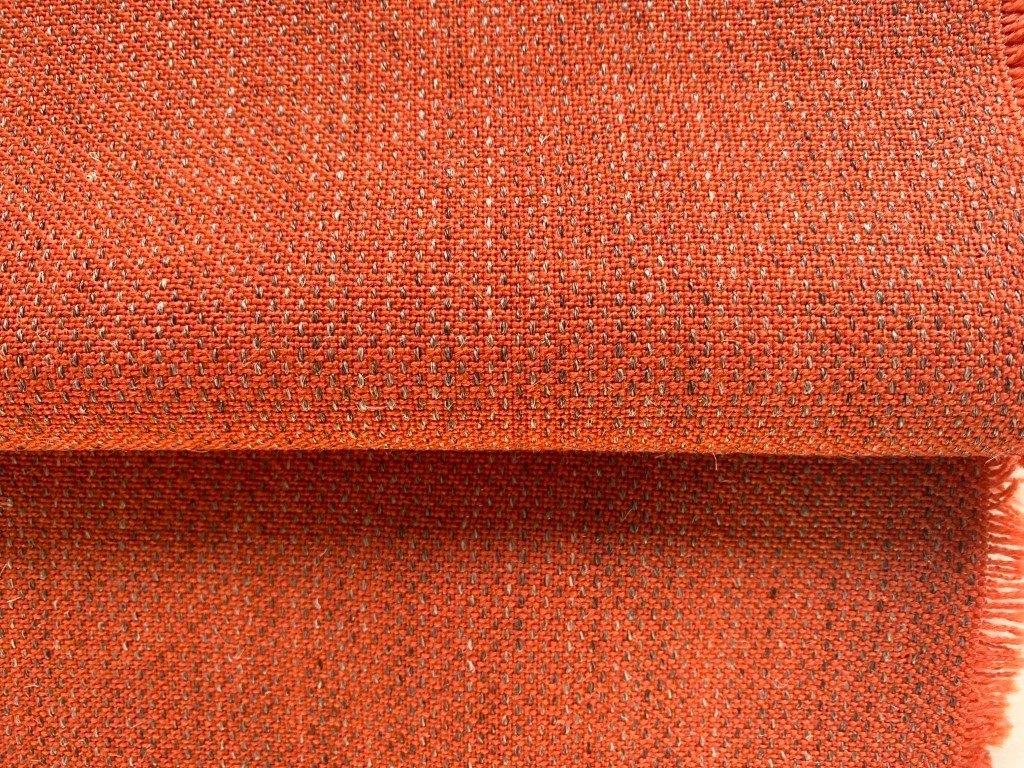 Kvadrat Clara 2 548; oranje + iets grijs; restant meubelstof, Hobby en Vrije tijd, Stoffen en Lappen, Wol, 120 cm of meer, Nieuw