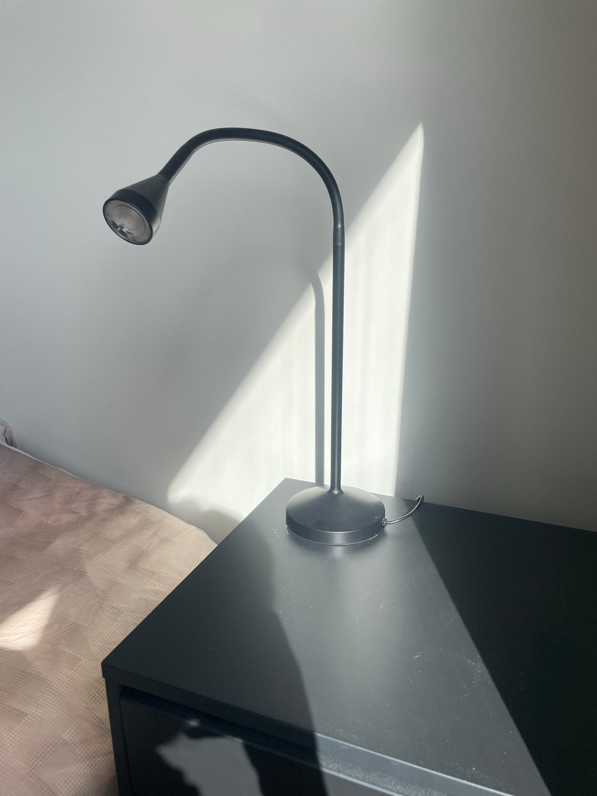 IKEA NÄVLINGE LED Bureaulamp Zwart - Flexibel en Modern, Huis en Inrichting, Bureaulamp, LED verlichting, Ophalen of Verzenden