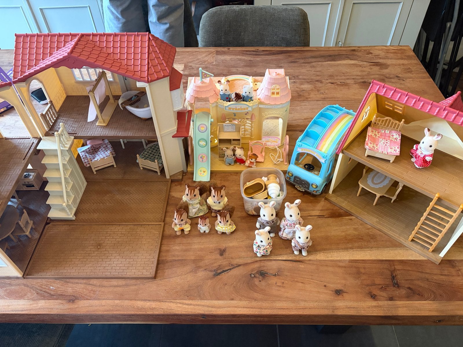 Grote Sylvanian Families set met huizen, bus en figuren, Ophalen of Verzenden, Gebruikt, Poppenhuis