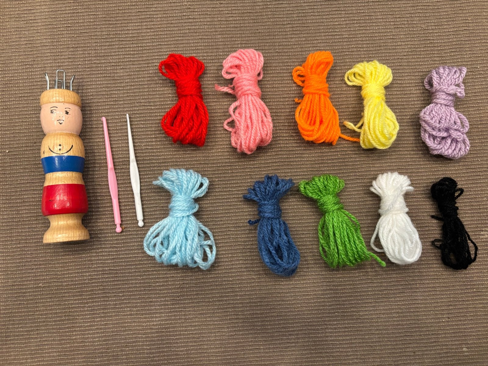 Punnik klosje poppetje met garen set - Breien en Haken, Ophalen of Verzenden, Zo goed als nieuw, Breien of Haken, Overige typen