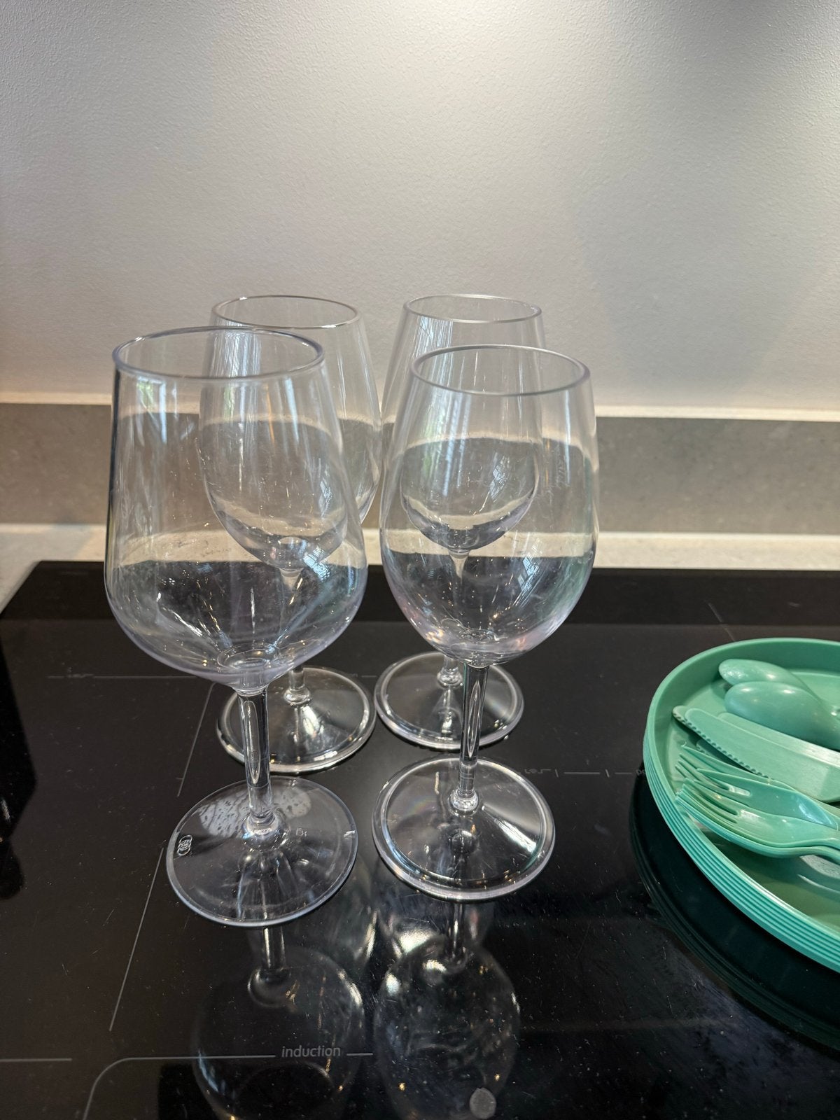 Wijn/waterglazen en kunststof servies (eventueel afwasteil), Glas of Glazen, Ophalen of Verzenden, Overige stijlen, Glas