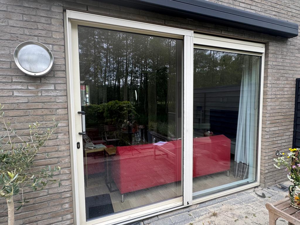 Schuifpui met hordeur in nette staat, Ophalen, Kunststof, 225 cm of meer, Zo goed als nieuw