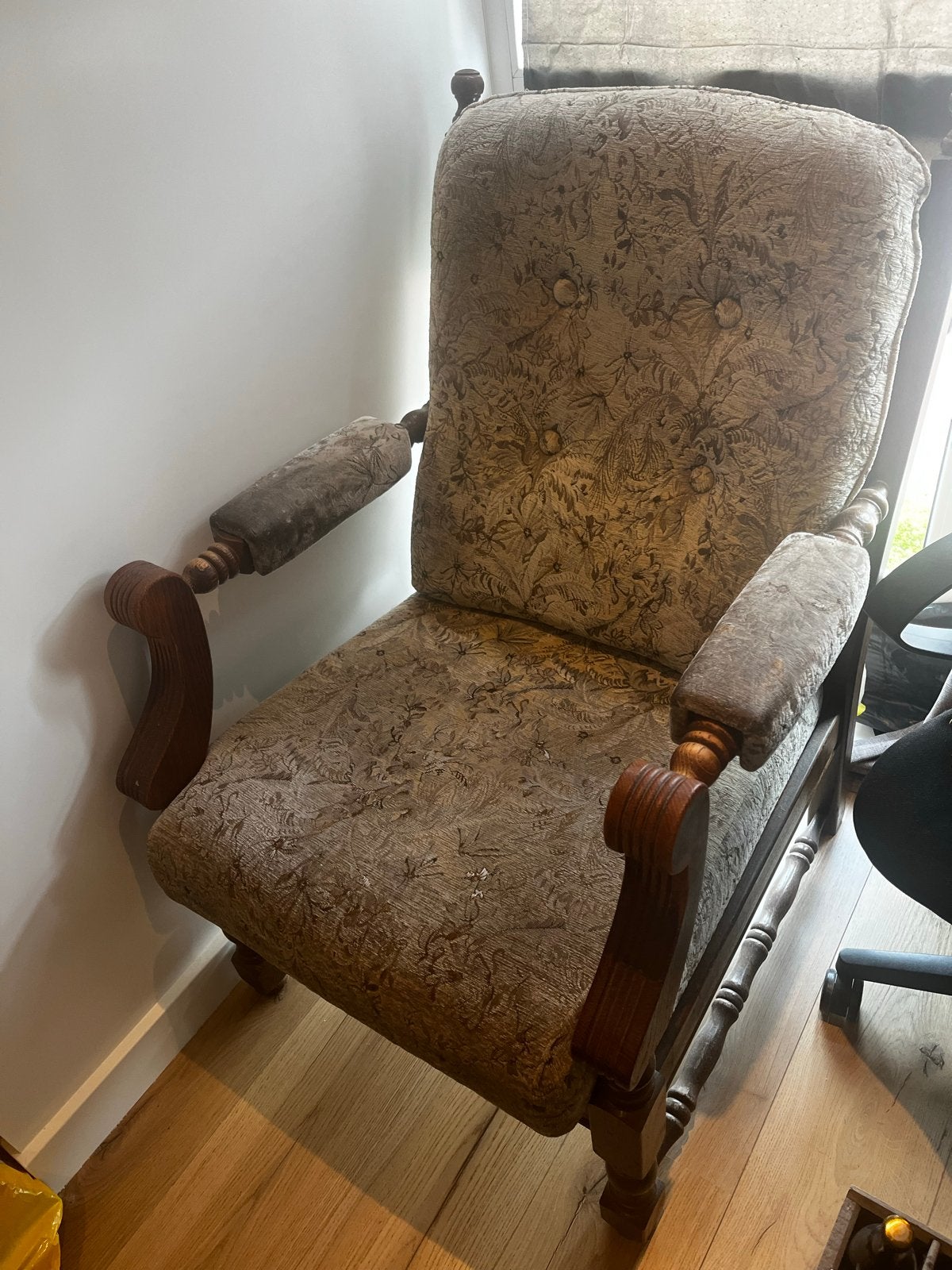 Vintage fauteuil met houten frame en bloemenpatroon, Ophalen