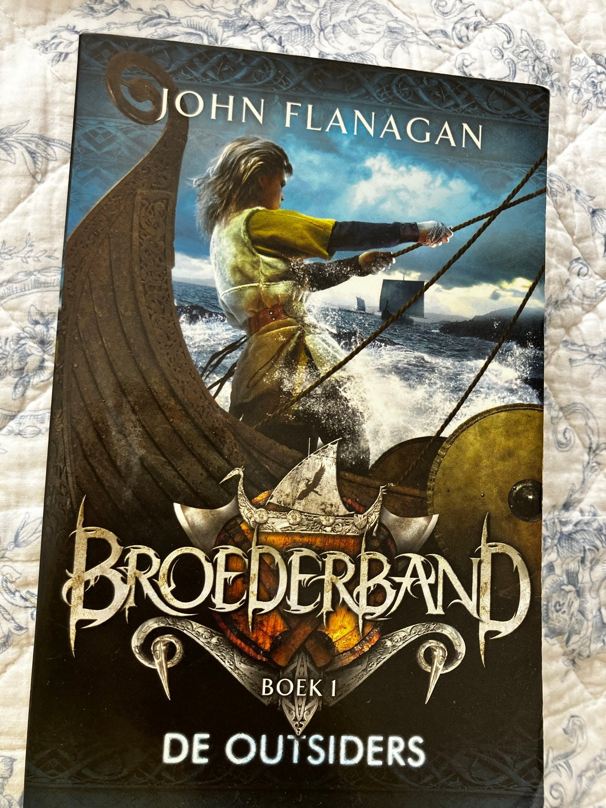 Broederband Boek 1: De Outsiders - John Flanagan Jeugdboek, Ophalen of Verzenden, Zo goed als nieuw, Fictie