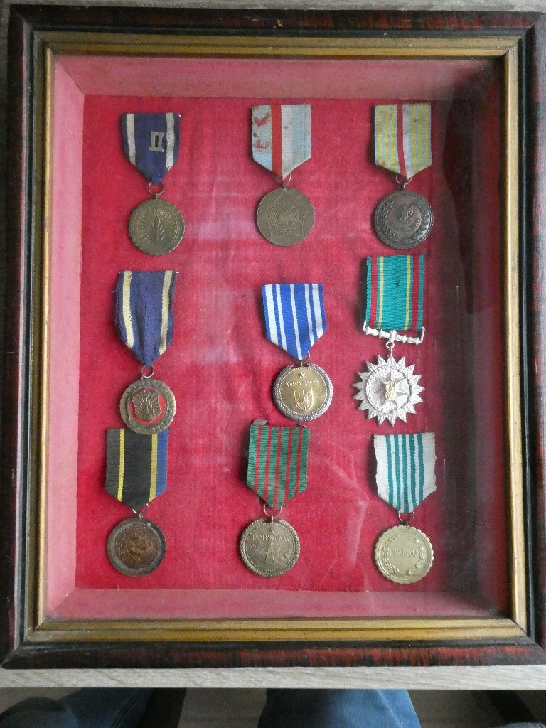 Een lijst met 9 Indonesische medailles., Verzamelen, Militaria | Algemeen, Ophalen of Verzenden, Landmacht, Azië, Lintje, Medaille of Wings