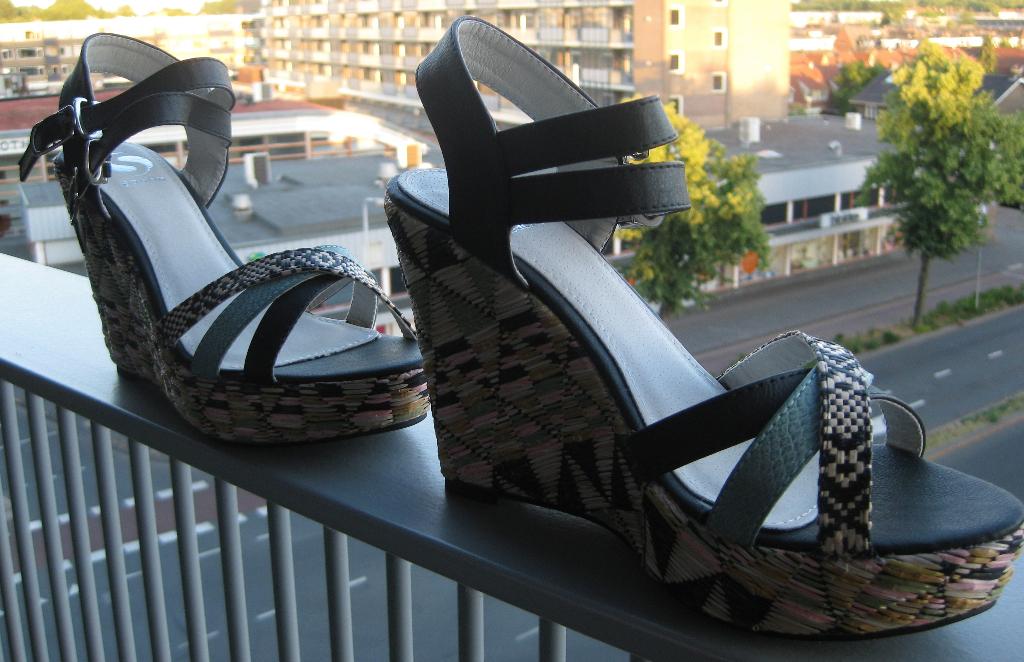 Happy met hippie sleehakken, Kleding | Dames, Schoenen, Zwart, Nieuw, Ophalen of Verzenden, Schoenen met hoge hakken