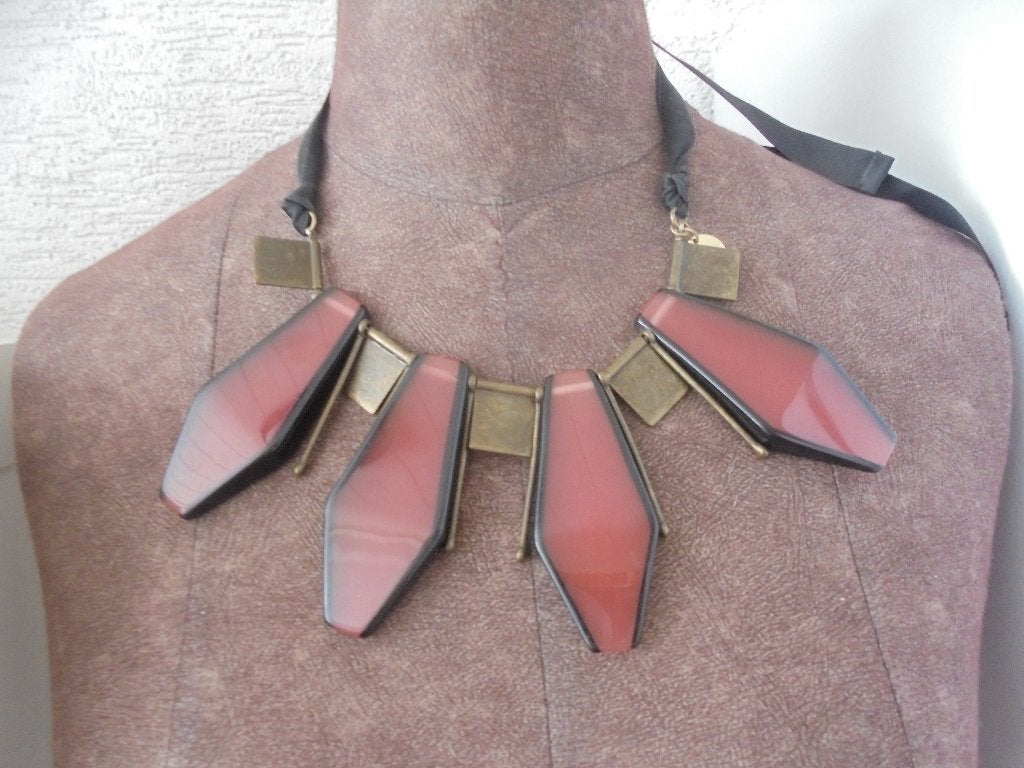 Marni ketting roze hars elementen een een zwart lint, Ophalen of Verzenden, Zo goed als nieuw, Zwart, Overige materialen