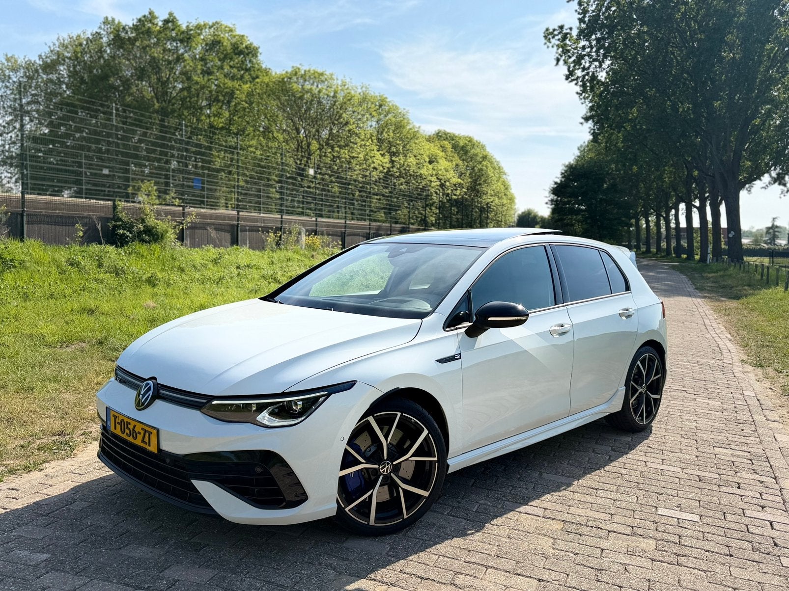VOLSKWAGEN GOLF 8R PANO/LEER/AKRAPOVIC FULL, Auto's, Volkswagen, Euro 6, 4 cilinders, Parkeerassistent, Leder