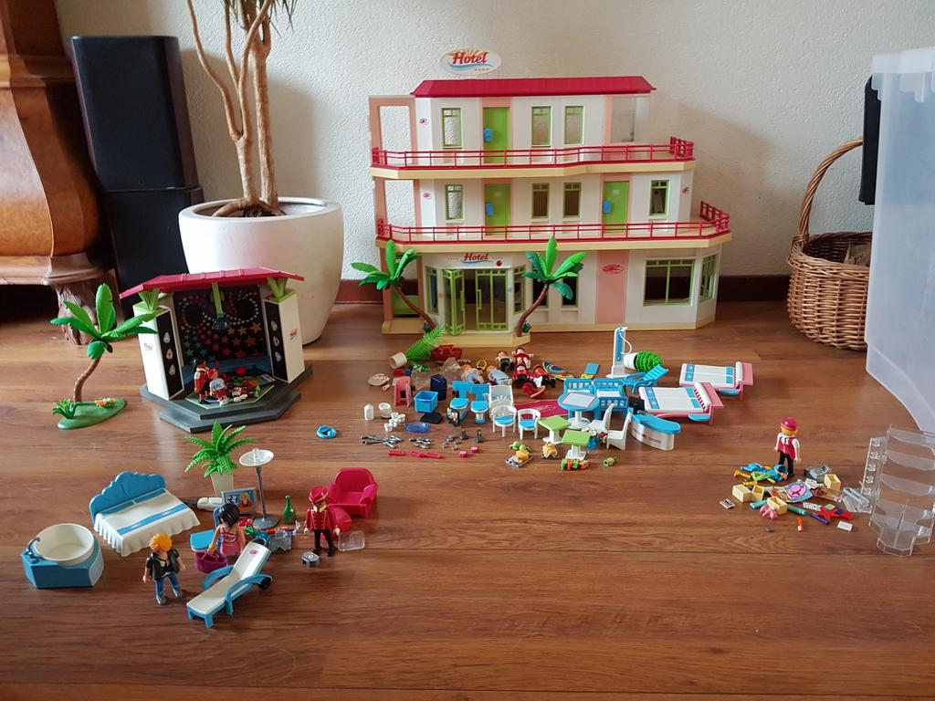 Playmobil Hotel met extra etage, winkel, meubels & disco, Kinderen en Baby's, Speelgoed | Playmobil, Ophalen of Verzenden, Zo goed als nieuw