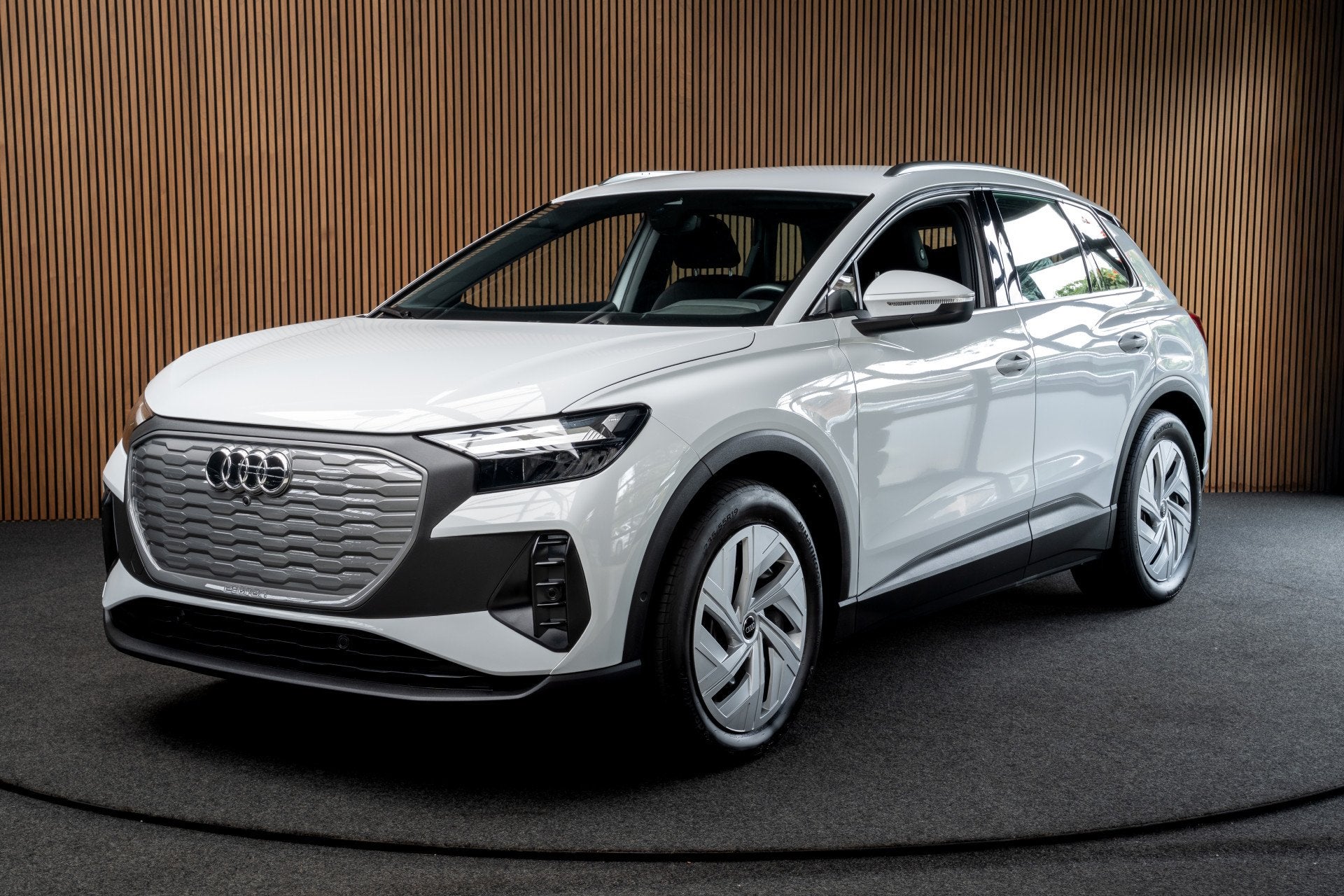 Audi Q4 e-tron 40 77 kWh ACC Navi PDC Elektr. trekhaak Water, Automaat, Gebruikt, Zwart, Wit