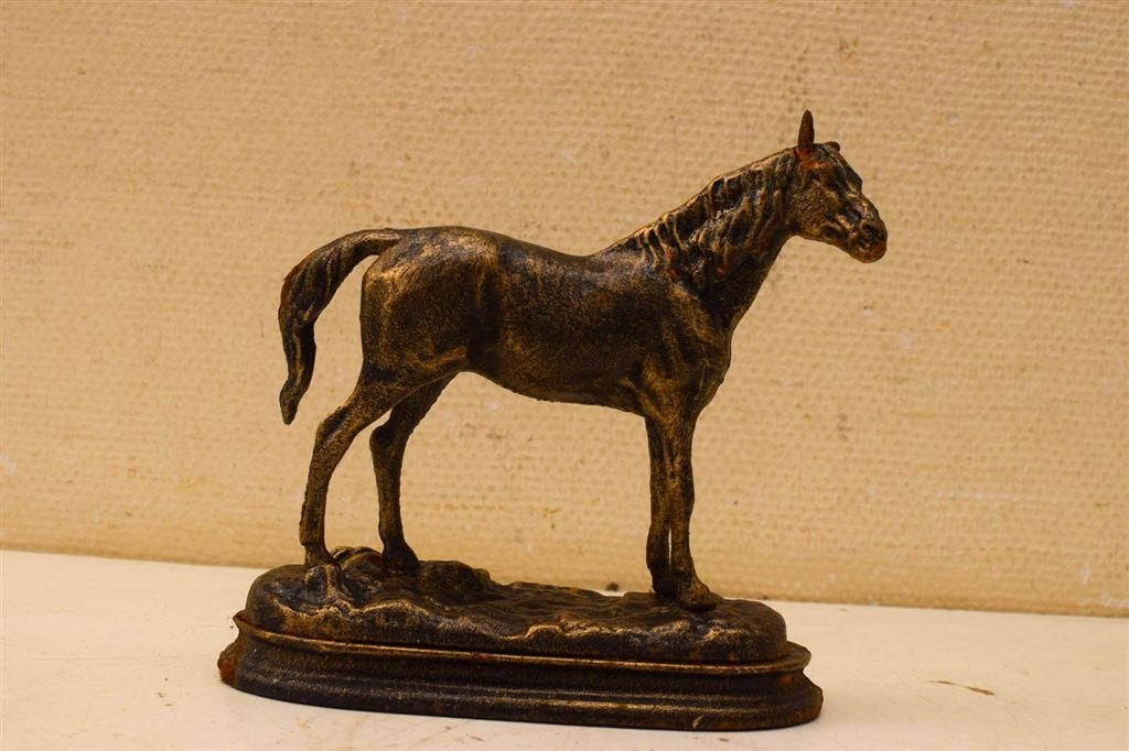 Gietijzeren beeld van een paard 47788