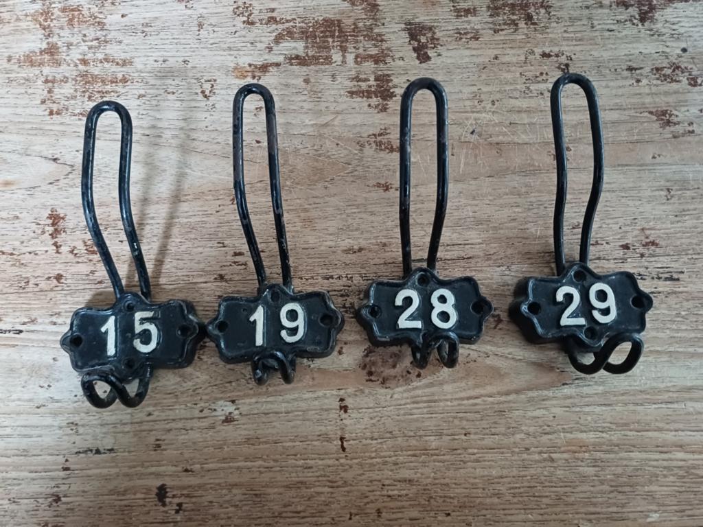 4 vintage school kapstokhaken met nummers, Gebruikt, Wandhaken, Onbekend, Ophalen of Verzenden