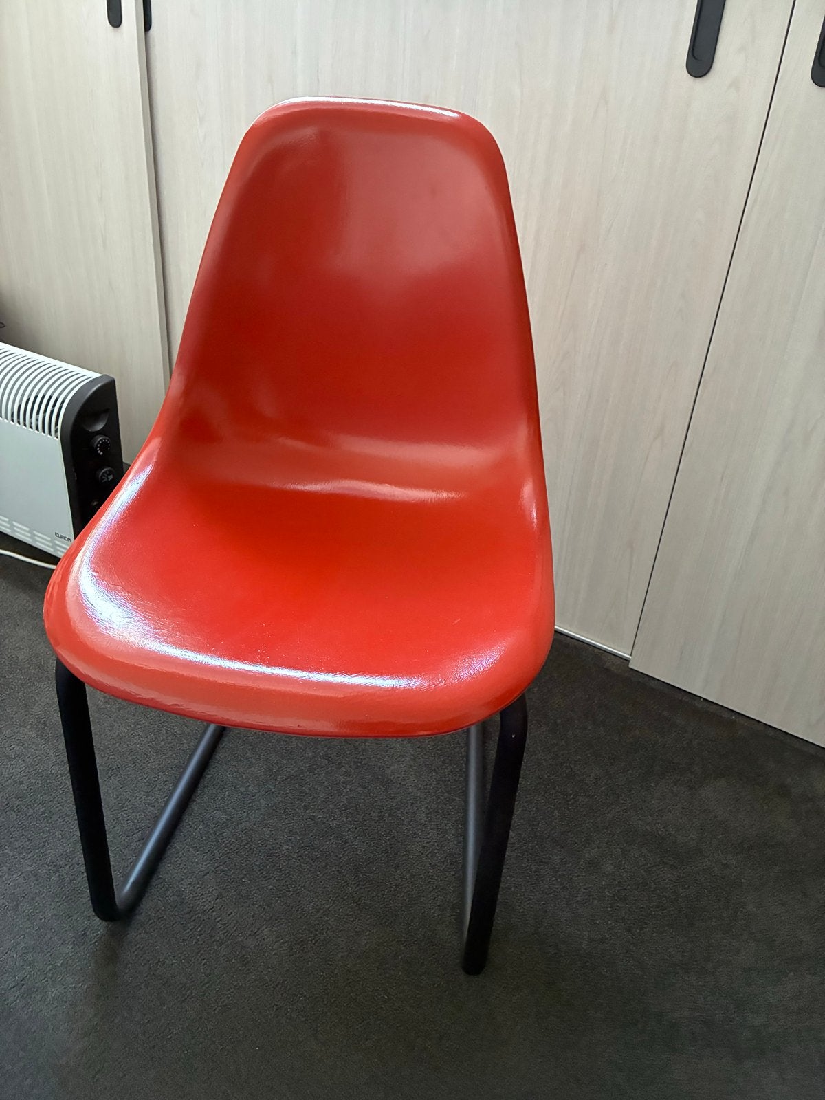 Rode stoel met zwart metalen onderstel, Ophalen, Kunststof, Gebruikt, Eén