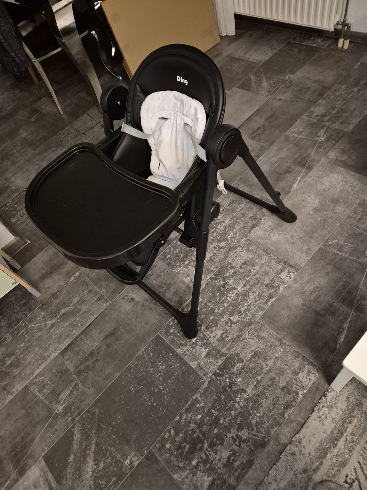 Zwarte kinderstoel met afneembaar eetblad, Kinderen en Baby's, Kinderstoelen, Ophalen of Verzenden, Gebruikt, Overige typen, Afneembaar eetblad