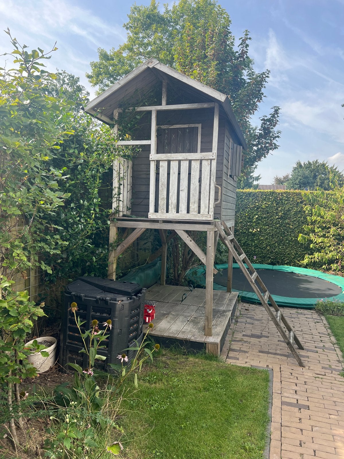 Houten speelhuisje met glijbaan, luikjes en dubbele deur, Ophalen, Gebruikt, Hout
