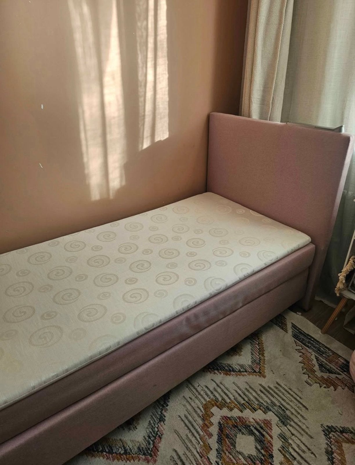 Boxspring voor meisje met nacht- en leeslampje, Ophalen, Zo goed als nieuw, Eenpersoons, Roze