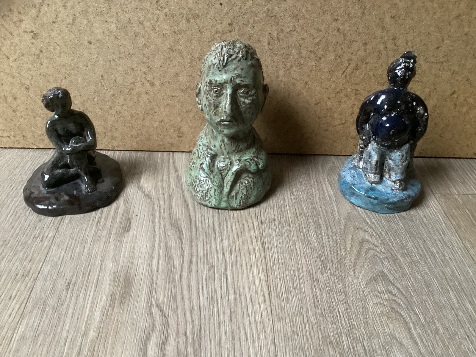 Jongen met pet van keramiek, Ophalen