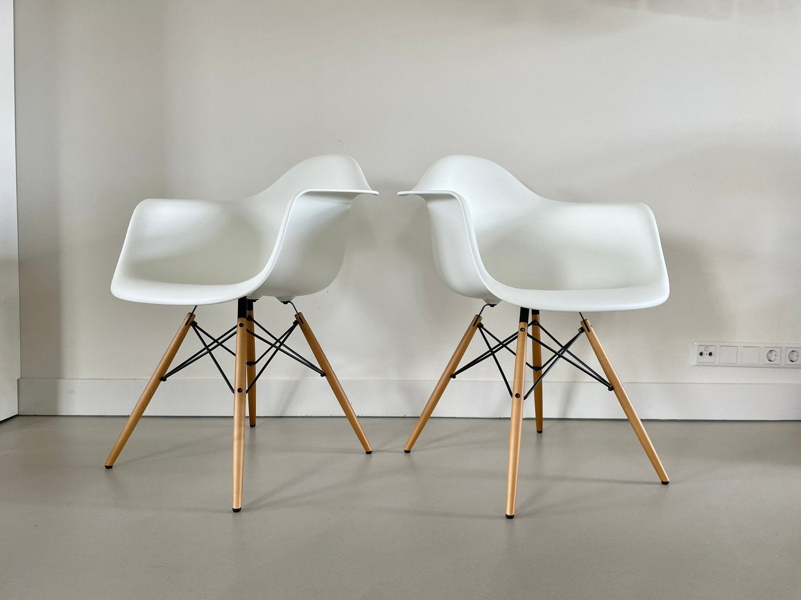2x Vitra Eames kuipstoelen wit daw naturel, Vitra, Twee, Wit, Ophalen of Verzenden