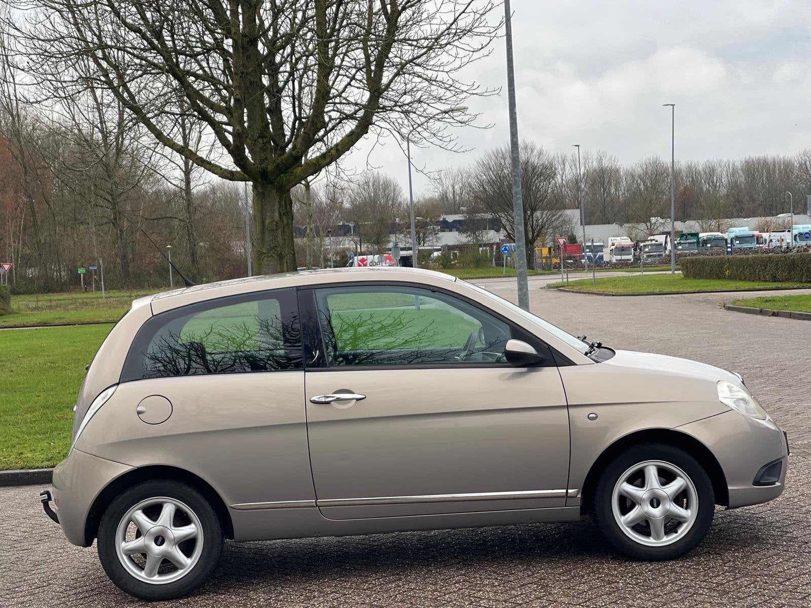 Lancia Ypsilon 1.2 Oro/AIRCO/ELECRAMEN VOOR/TREKHAAK, Auto's, Stof, Gebruikt, Beige, Origineel Nederlands