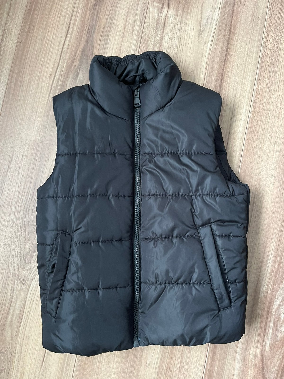 Zwarte bodywarmer 122/128 H&M, Ophalen of Verzenden, Zo goed als nieuw, Jongen of Meisje, Jas