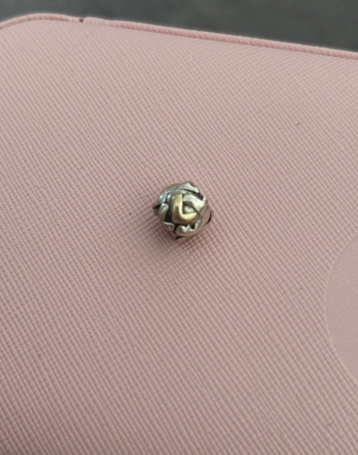 Pandora two tone bedel L, Gebruikt, Pandora, Ophalen of Verzenden, 1 bedel