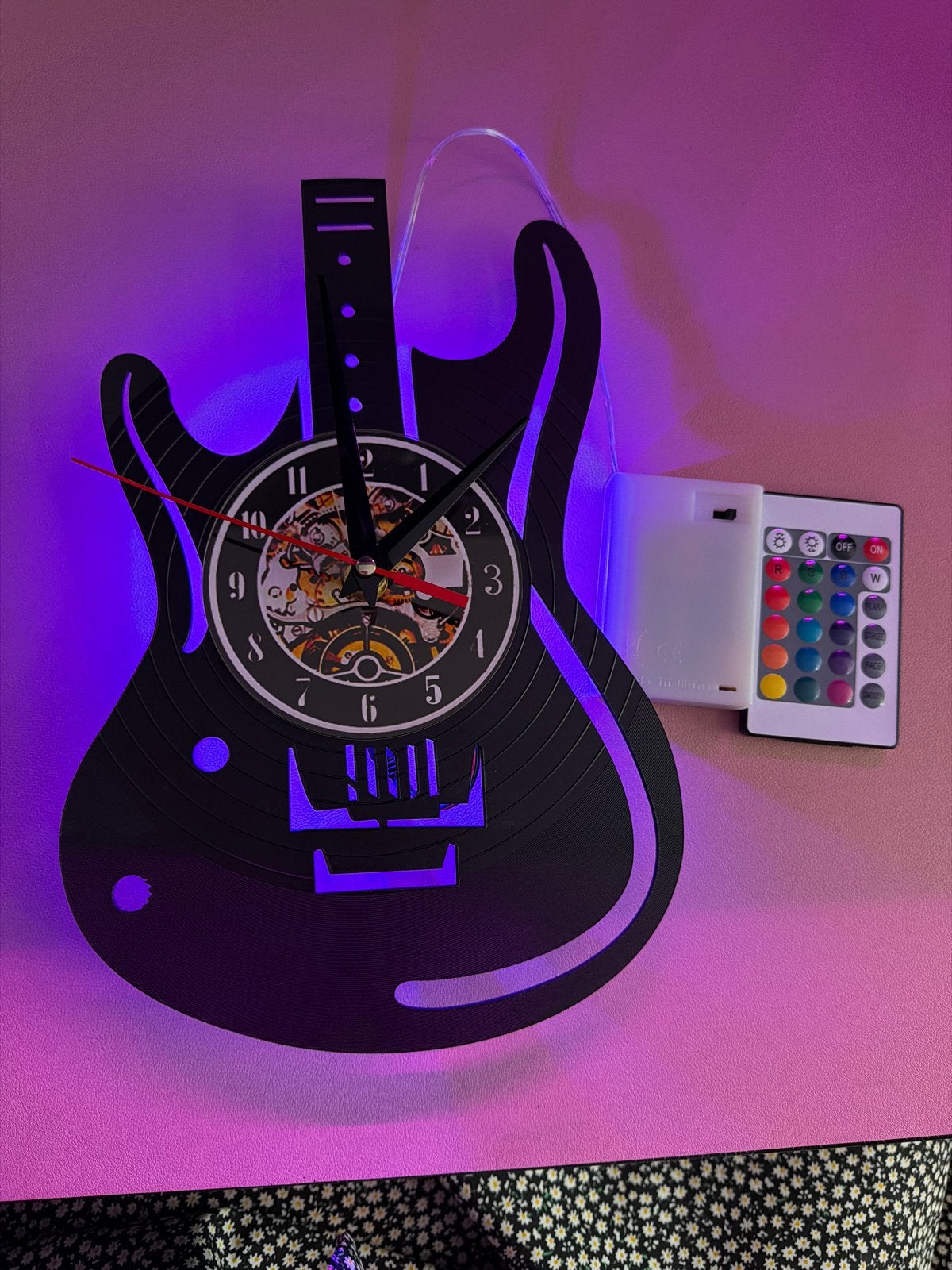 Gitaar Wandklok met LED Verlichting en Afstandsbediening, Ophalen of Verzenden, Zo goed als nieuw, Analoog, Wandklok