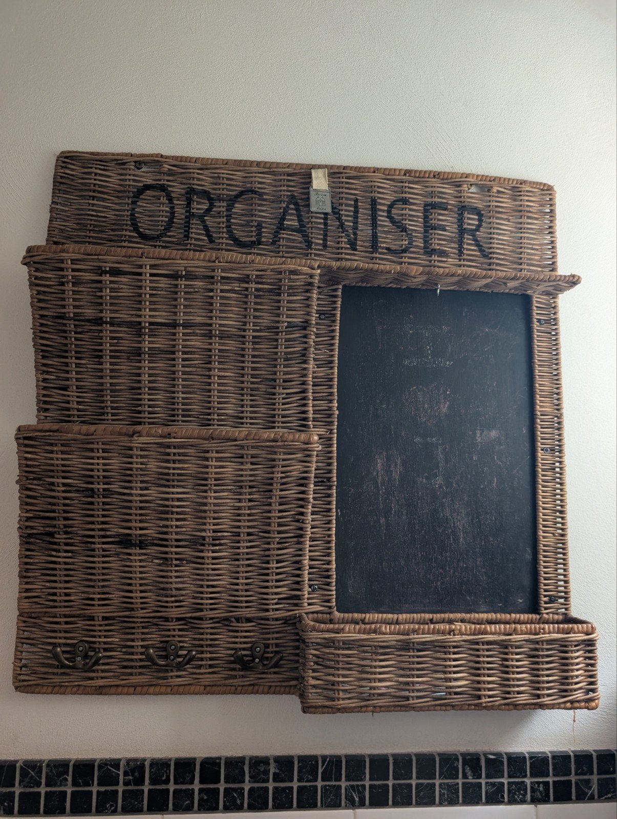 Riviera Maison Organizer met krijtbord en haken, Huis en Inrichting, Ophalen, Natuurlijk materiaal, Bruin, Landelijk