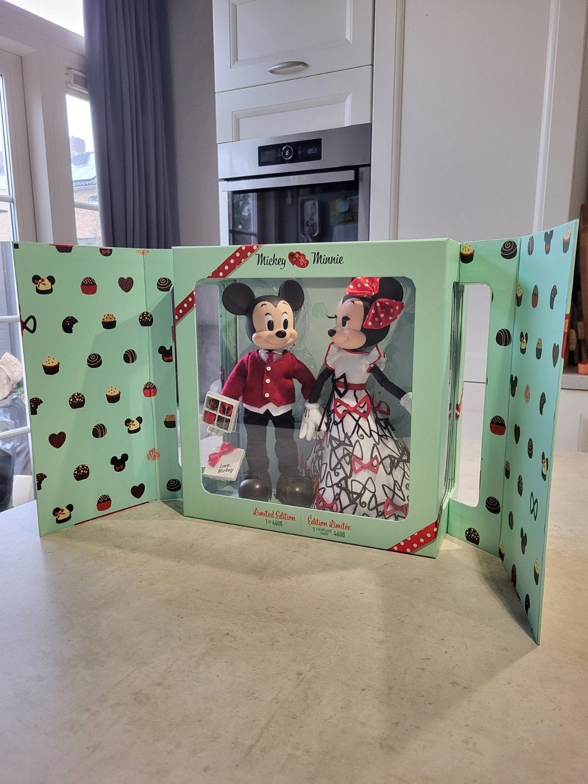 Mickey & Minnie Valentine Disney limited edition doll, Ophalen of Verzenden, Mickey Mouse, Nieuw, Beeldje of Figuurtje