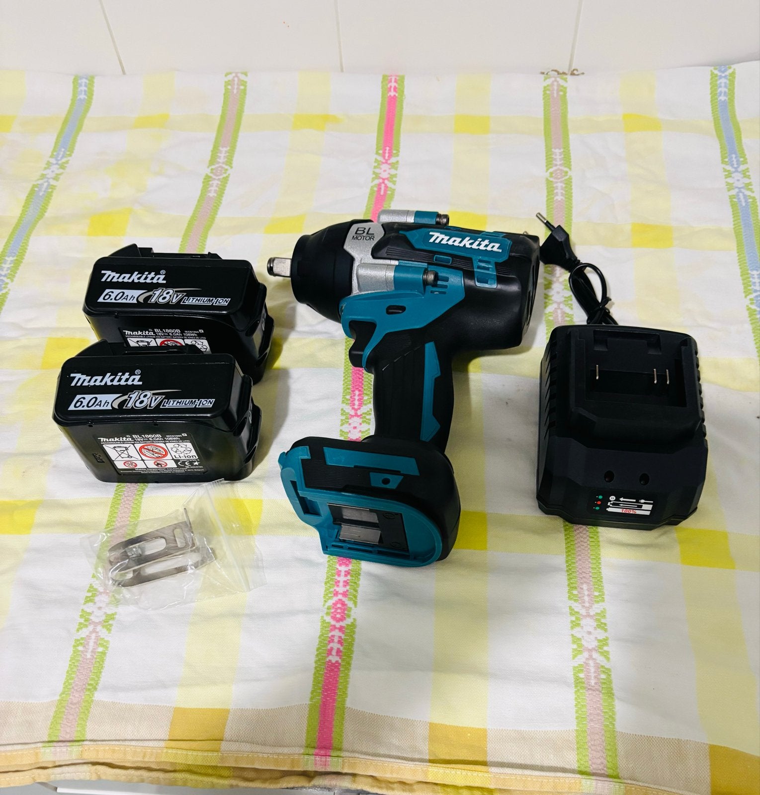 Nieuwe Makita DTW700Z Accu-slagmoersleutel + 2 accu's, Ophalen of Verzenden, Nieuw, Overige typen