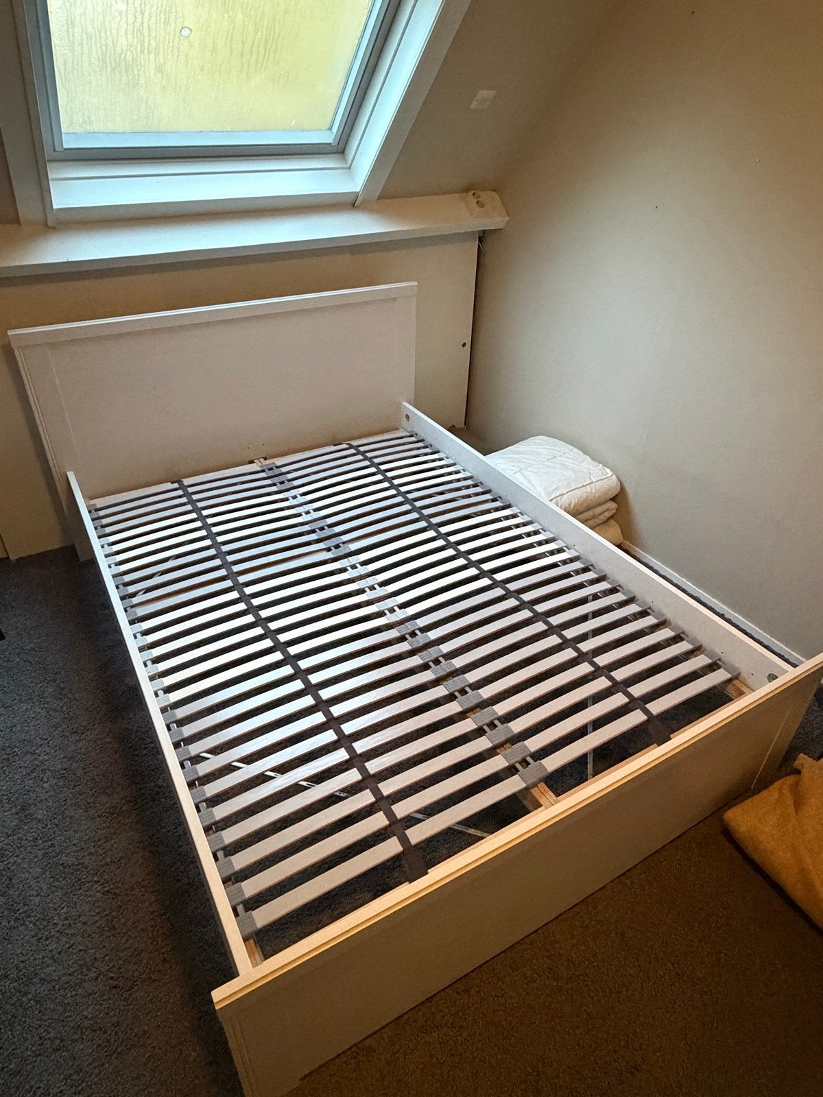 IKEA Twijfelaar Bed 140x200 met molton en dekbed, Ophalen, Wit, 140 cm, Zo goed als nieuw