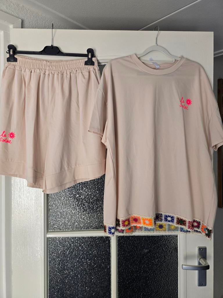 Nieuw 2delig set travel creme neon 40 42 44, Kleding | Dames, Ophalen of Verzenden, Nieuw, Maat 42/44 (L), Beige