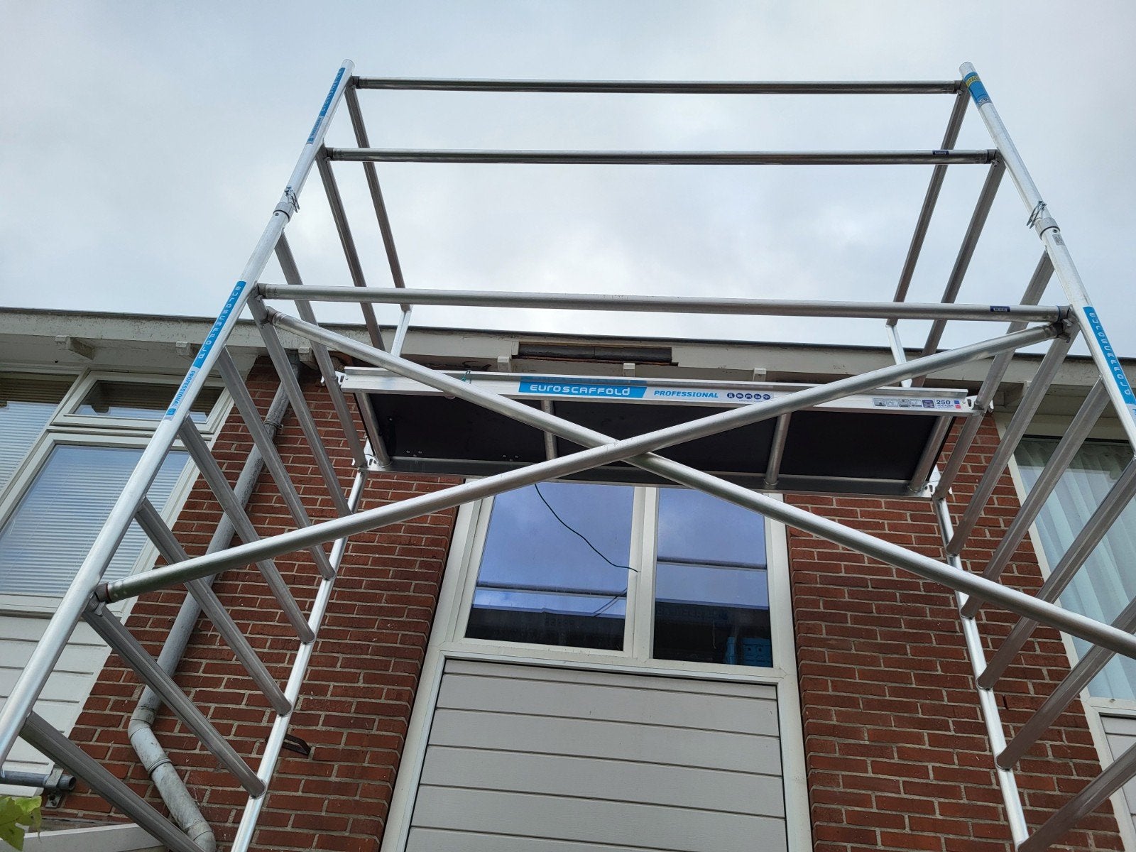 Te huur EuroScaffold rolsteiger 135x250cm, werkhoogte 6,2m, Doe-het-zelf en Verbouw, Ophalen, Zo goed als nieuw, Rolsteiger of Kamersteiger