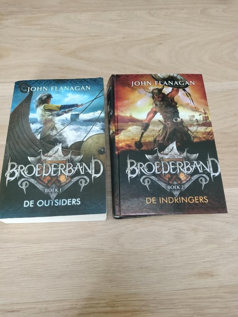 Broederband John Flanagan deel 1 en 2 HC, Ophalen of Verzenden, Zo goed als nieuw, John Flanagan